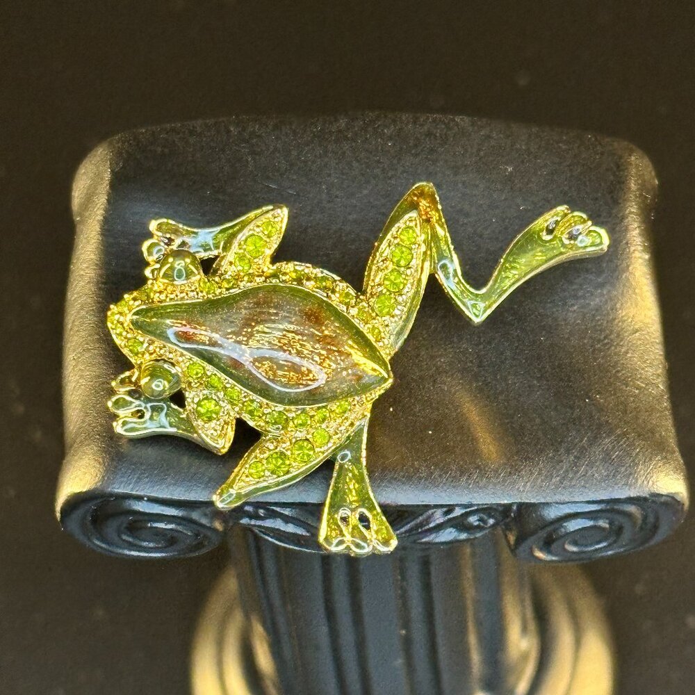 🐸 Sparkling Green Rhinestone Frog Brooch – Gold-Tone Enamel Statement Pin